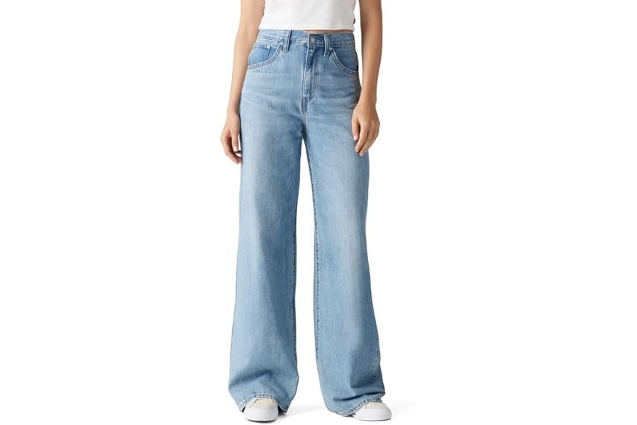 The midday outfit plot twist starring Cropped Tank Top — Levi's Women's Cinch Baggy